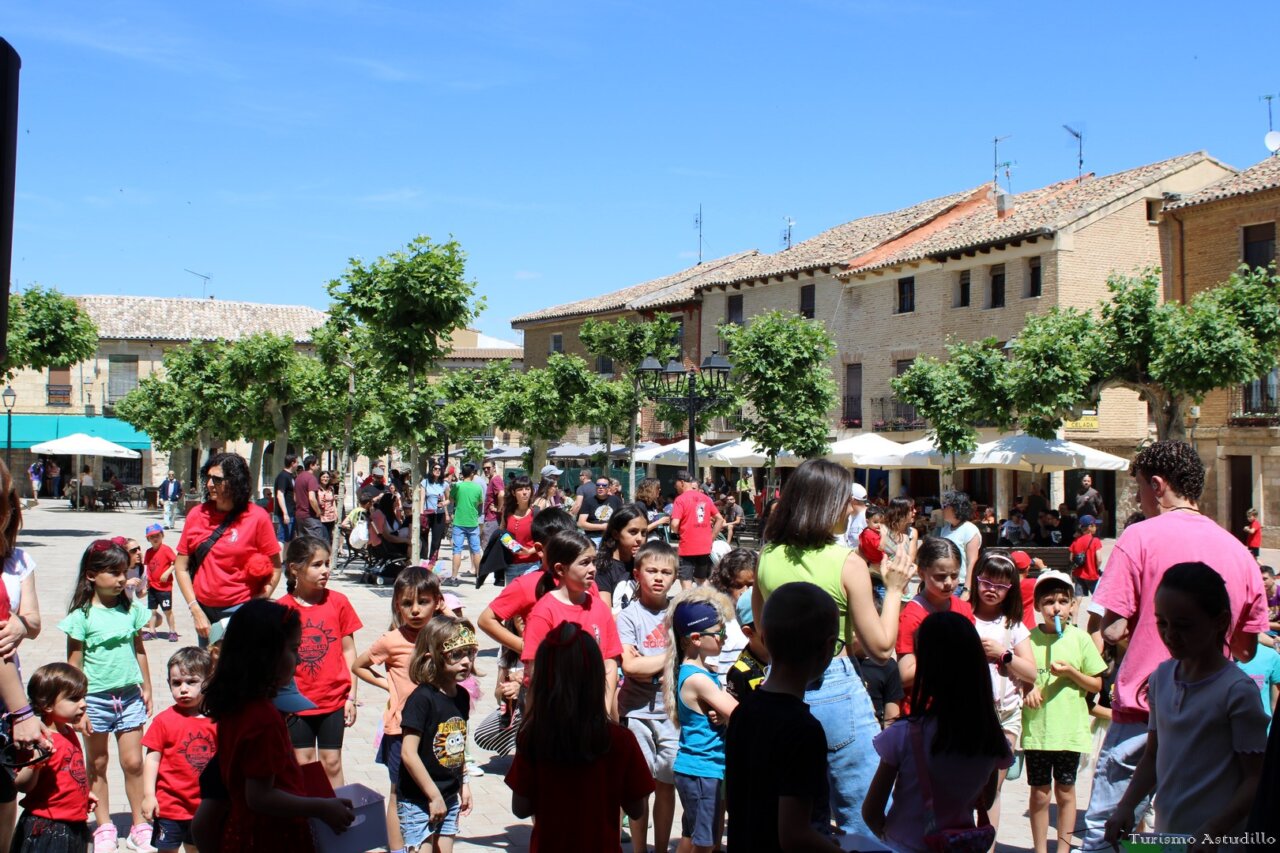 Niños participando en actividades del festival Astudillo Punk Rock