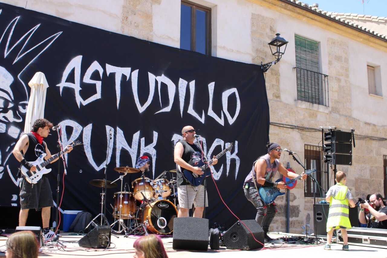 Banda tocando en el festival Astudillo Punk Rock con un niño en el escenario