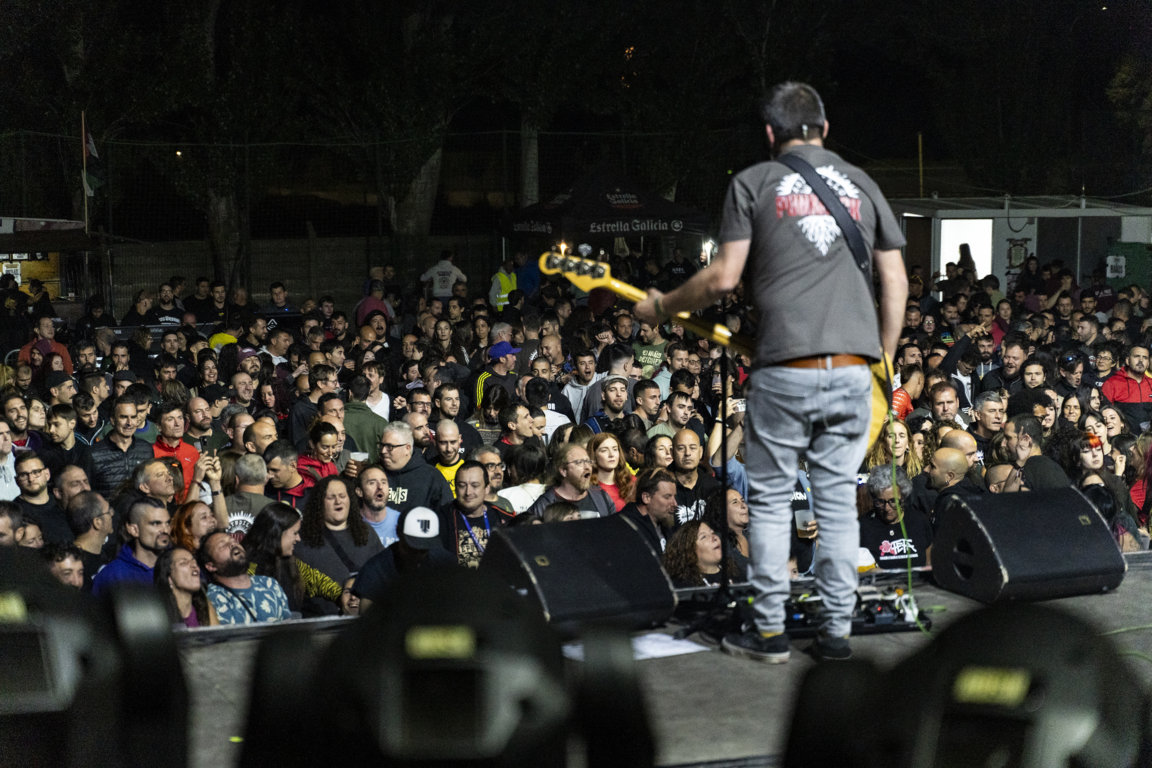 Concierto en el XV Astudillo Punk Rock con gran afluencia de público.