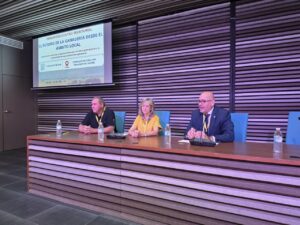 Tres ponentes discutiendo sobre ganadería en un evento en Cáceres
