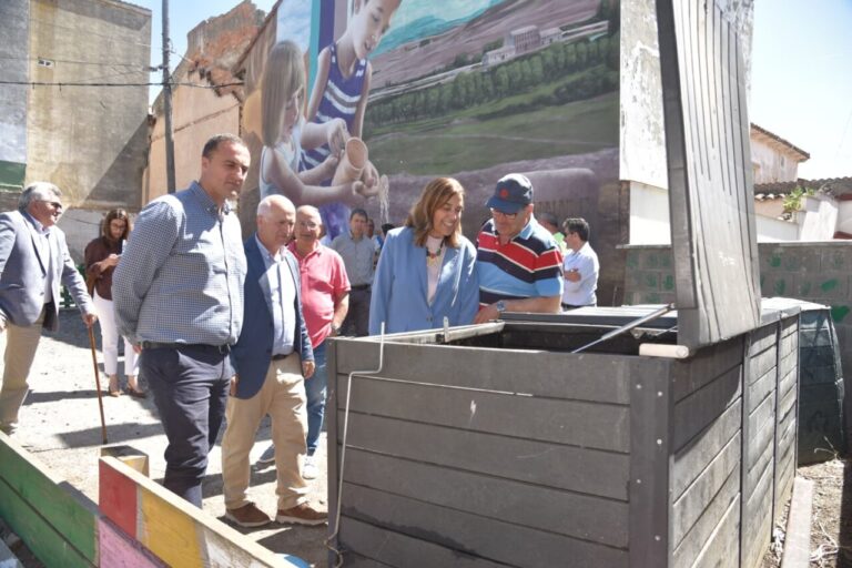 Participantes observando un área de compostaje en Herrera de Pisuerga