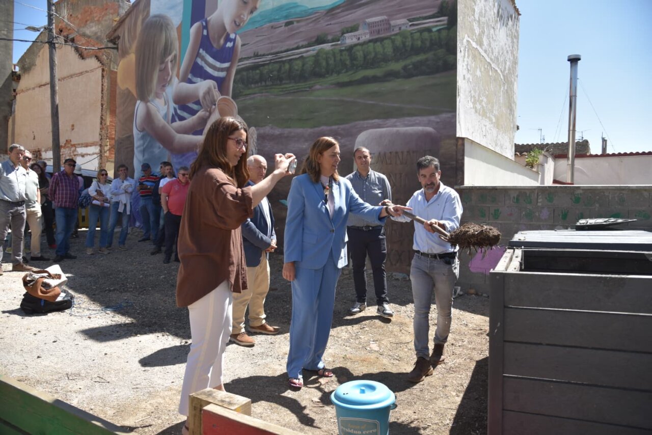 Participantes en jornada de compostaje comunitario en Herrera de Pisuerga