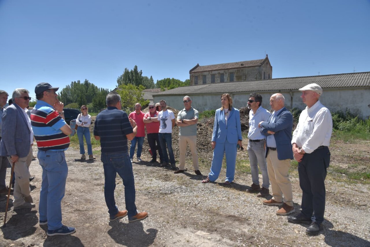 Visita a área de compostaje en Herrera de Pisuerga con participantes y ponentes