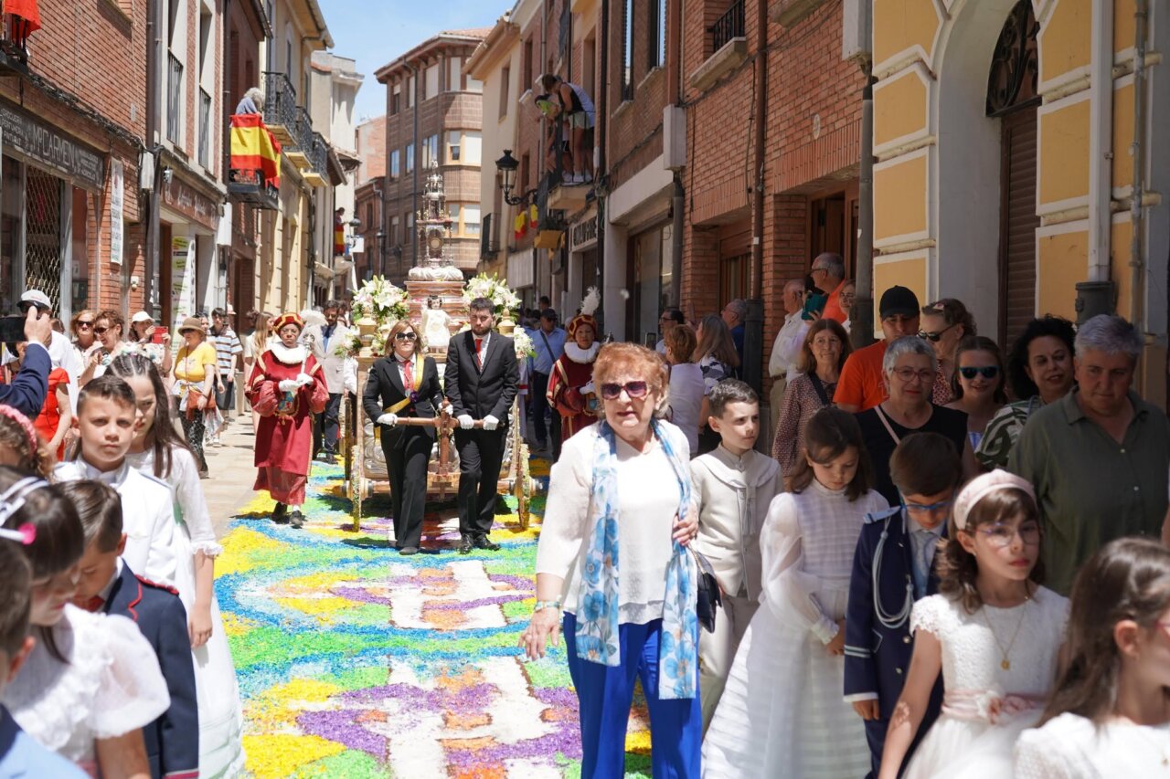 Celebración del Corpus Christi en Carrión de los Condes con alfombras florales