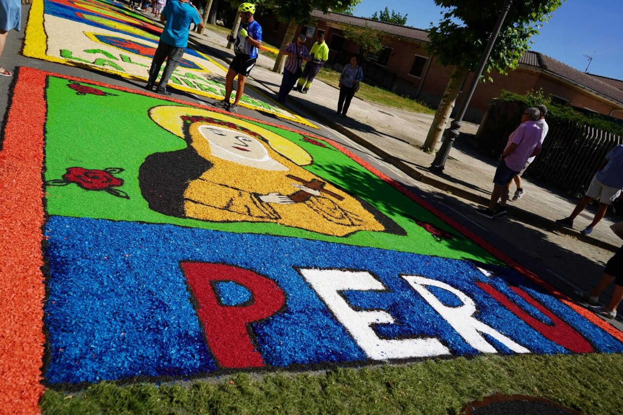 Alfombra floral colorida en el Corpus Christi de Carrión de los Condes