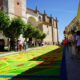 Alfombra floral colorida durante el Corpus Christi en Carrión de los Condes