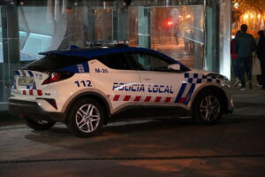 Vehículo de la Policía Local de Palencia estacionado en la calle.