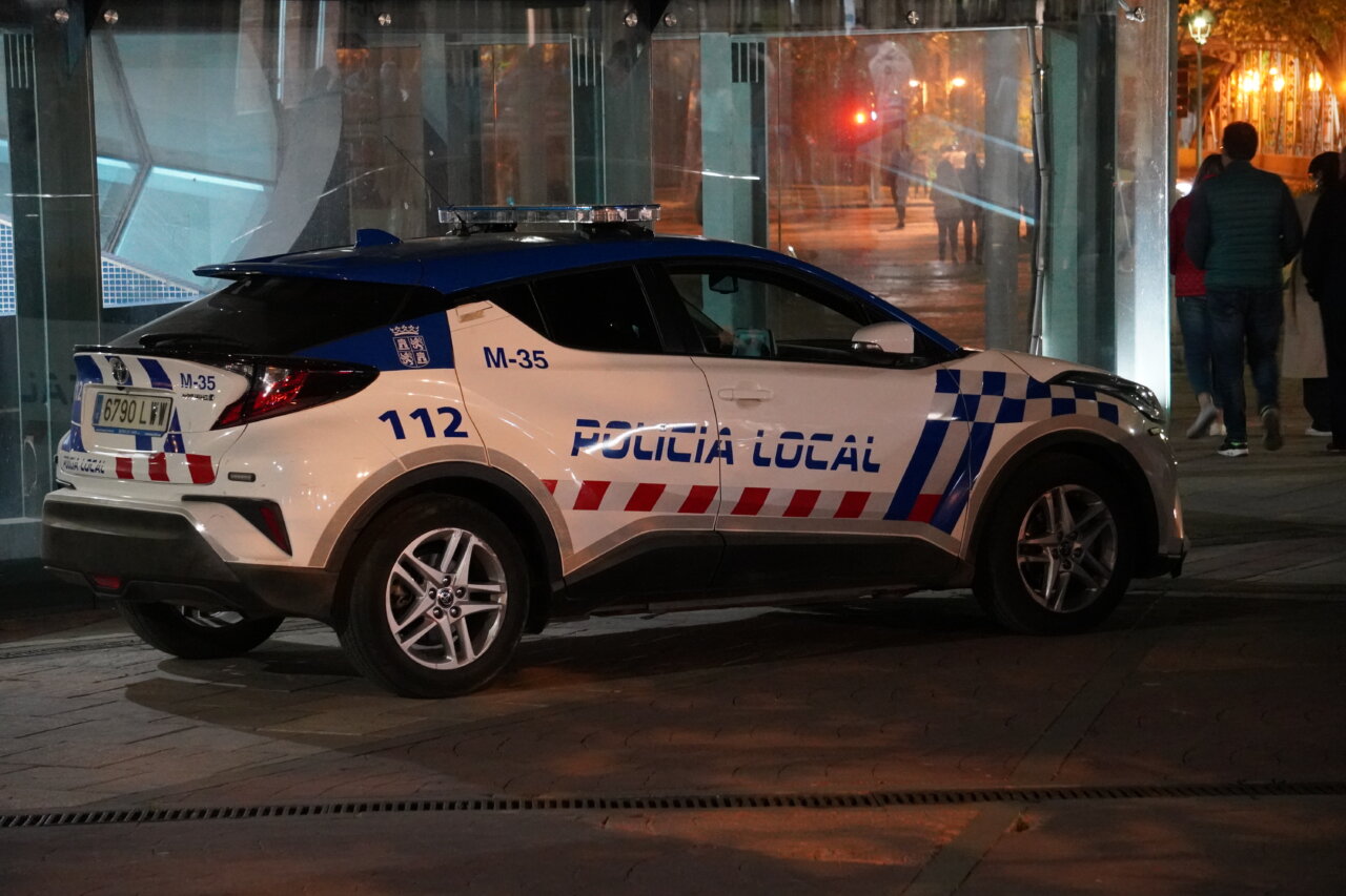 Vehículo de la Policía Local de Palencia estacionado en la calle.