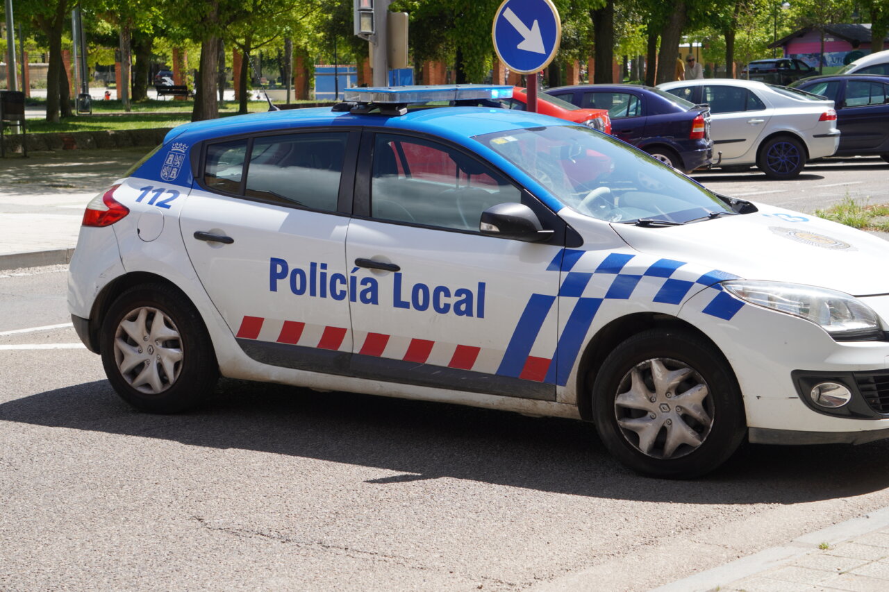 Vehículo de la Policía Local de Palencia estacionado en la calle