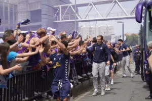 Aficionados morados reciben al equipo en el Coliseum de Coruña