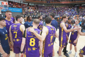 Jugadores del Palencia Baloncesto en un partido contra Leyma Coruña