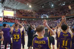 Jugadores del Palencia Baloncesto aplaudiendo a la afición en un partido