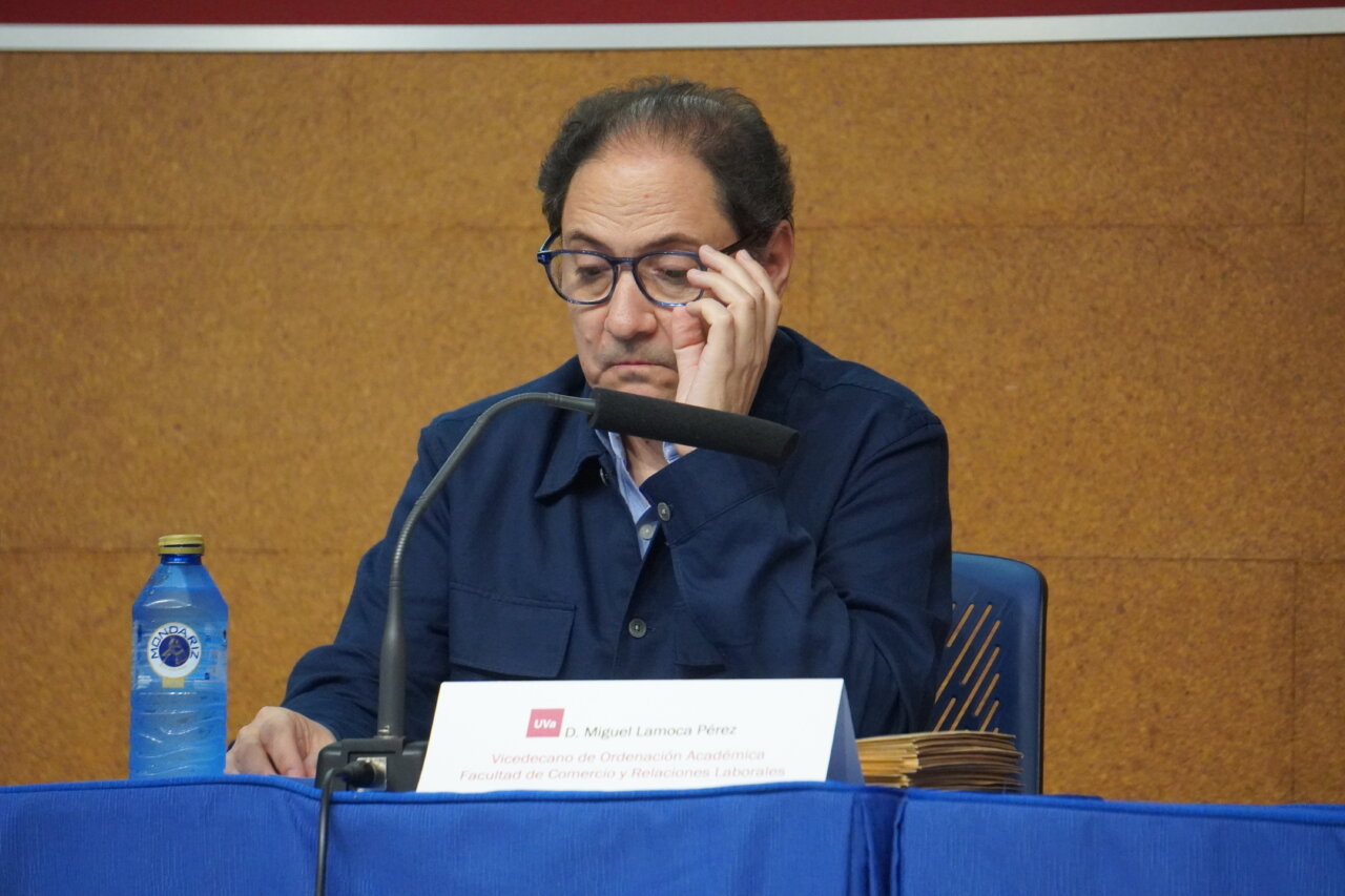Vicedecano de la Facultad de Comercio y Relaciones Laborales en ceremonia de graduación
