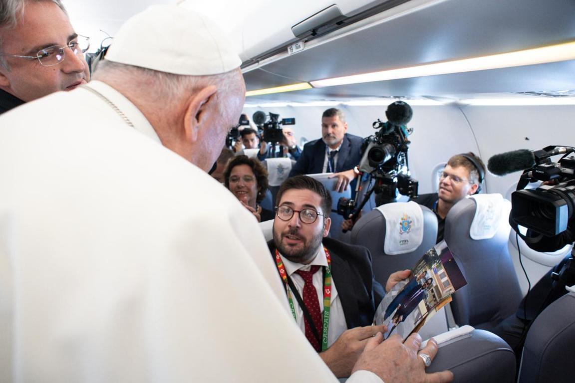 Daniel Ibáñez interactuando con el Papa Francisco en un avión