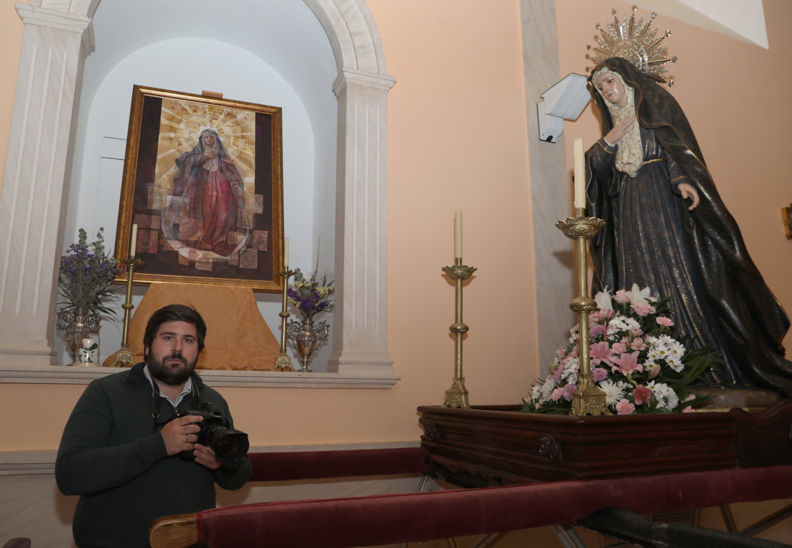 Daniel Ibáñez posando con su cámara en un entorno eclesiástico
