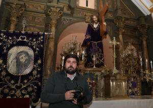 Daniel Ibáñez posando con su cámara en un entorno religioso