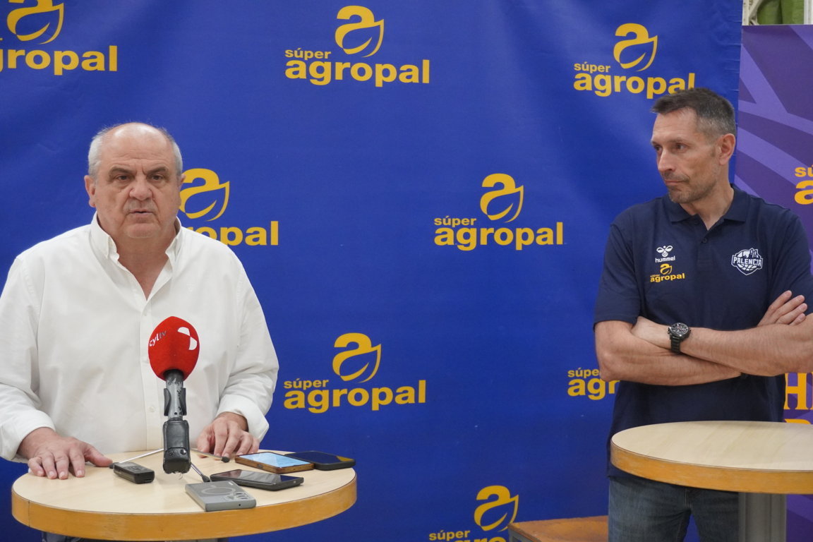Dos hombres en una conferencia de prensa de Super Agropal en Palencia