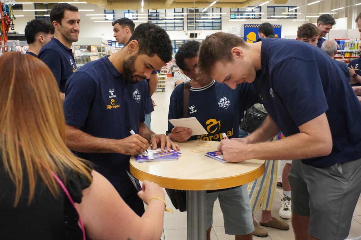 Jugadores firmando autógrafos en un evento de despedida en Palencia.