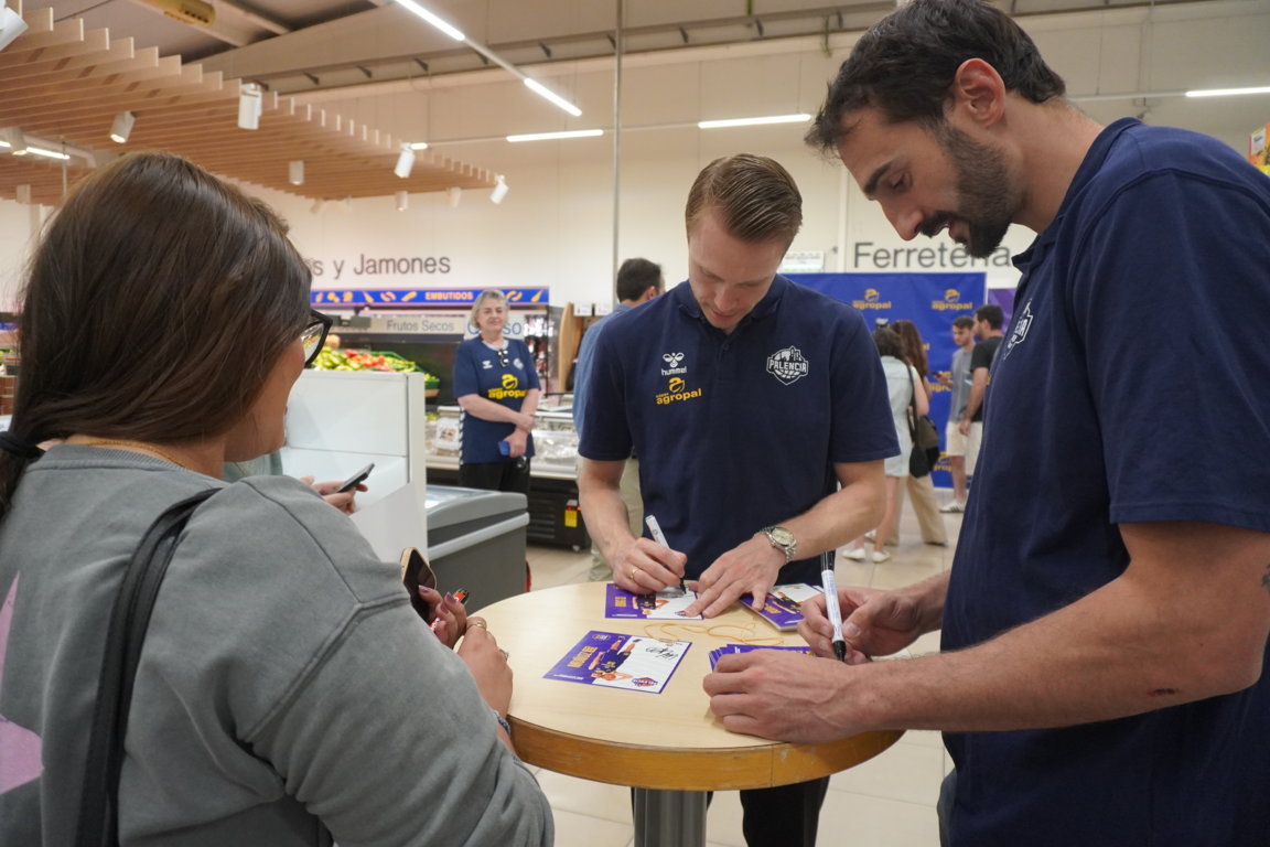 Jugadores firmando autógrafos en un evento en Palencia