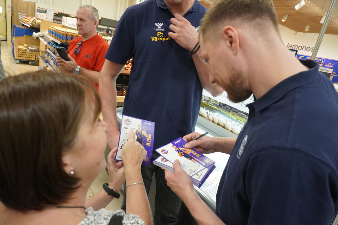 Personas en un evento de despedida de temporada en Agropal, Palencia.