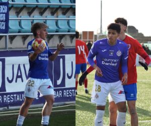 Álvaro González y Anderson en el campo de fútbol con camiseta morada