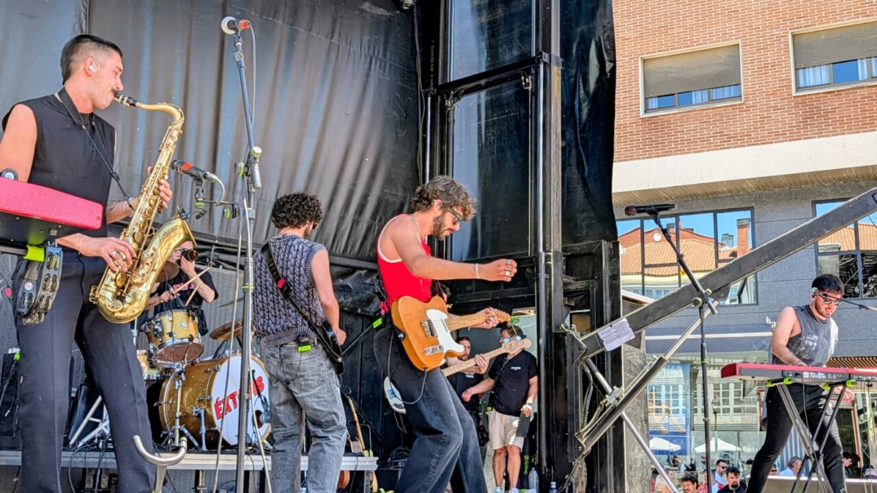 Grupo musical Éxtasis actuando en el Festival Palencia Sonora