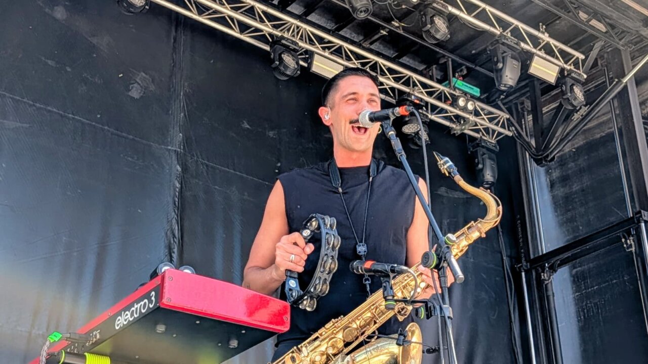 Músico tocando saxofón en el escenario del festival