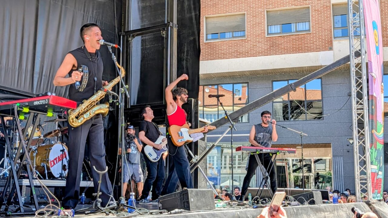 Grupo musical Éxtasis actuando en el festival Palencia Sonora