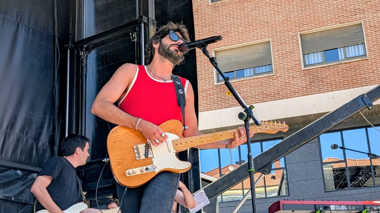 Músico tocando guitarra en el Festival Palencia Sonora
