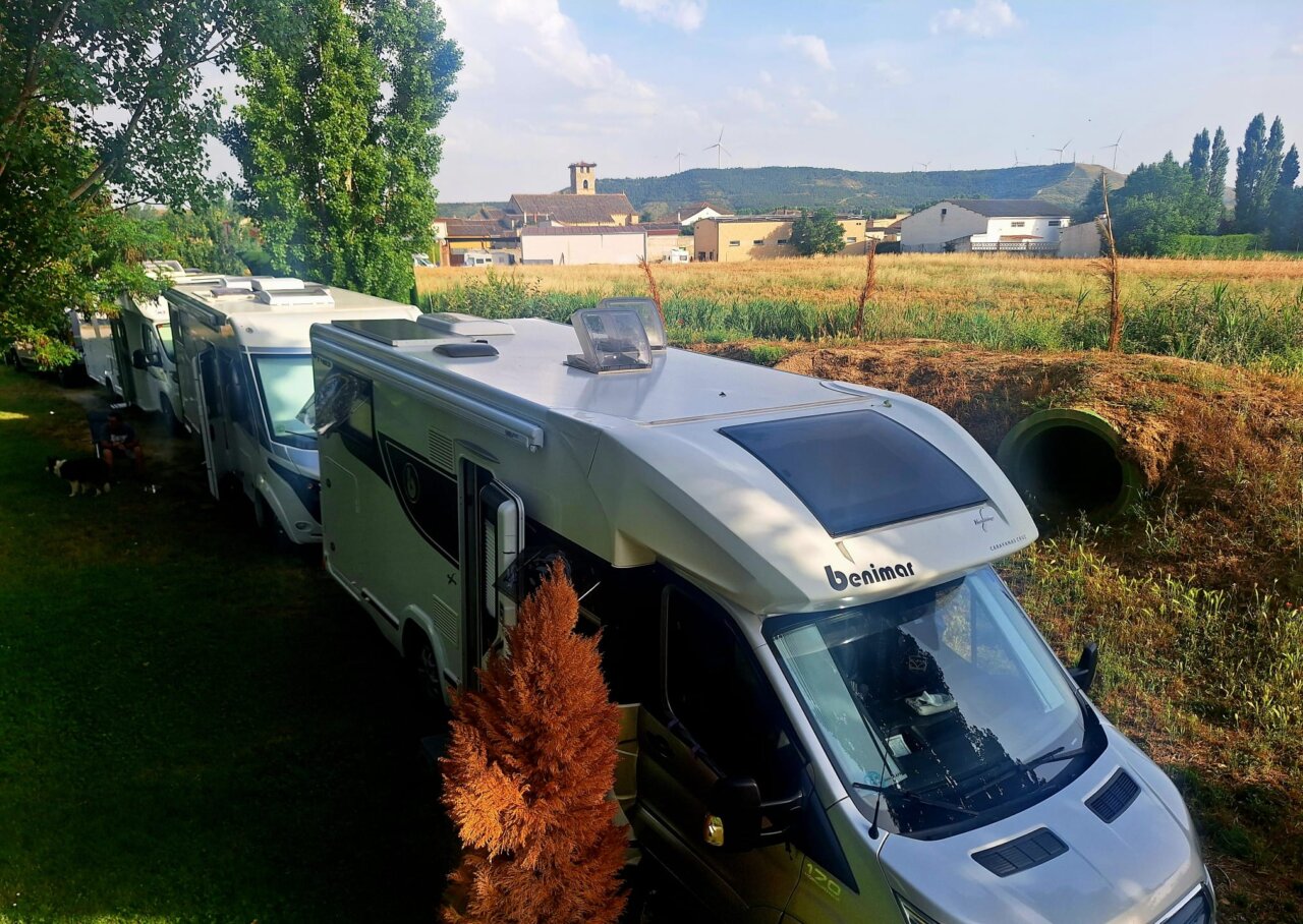 Caravanas estacionadas en el pueblo de Husillos durante un evento
