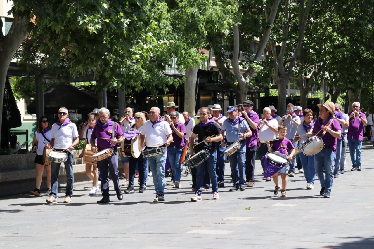 Grupo de personas tocando instrumentos en la Feria Chica de Palencia