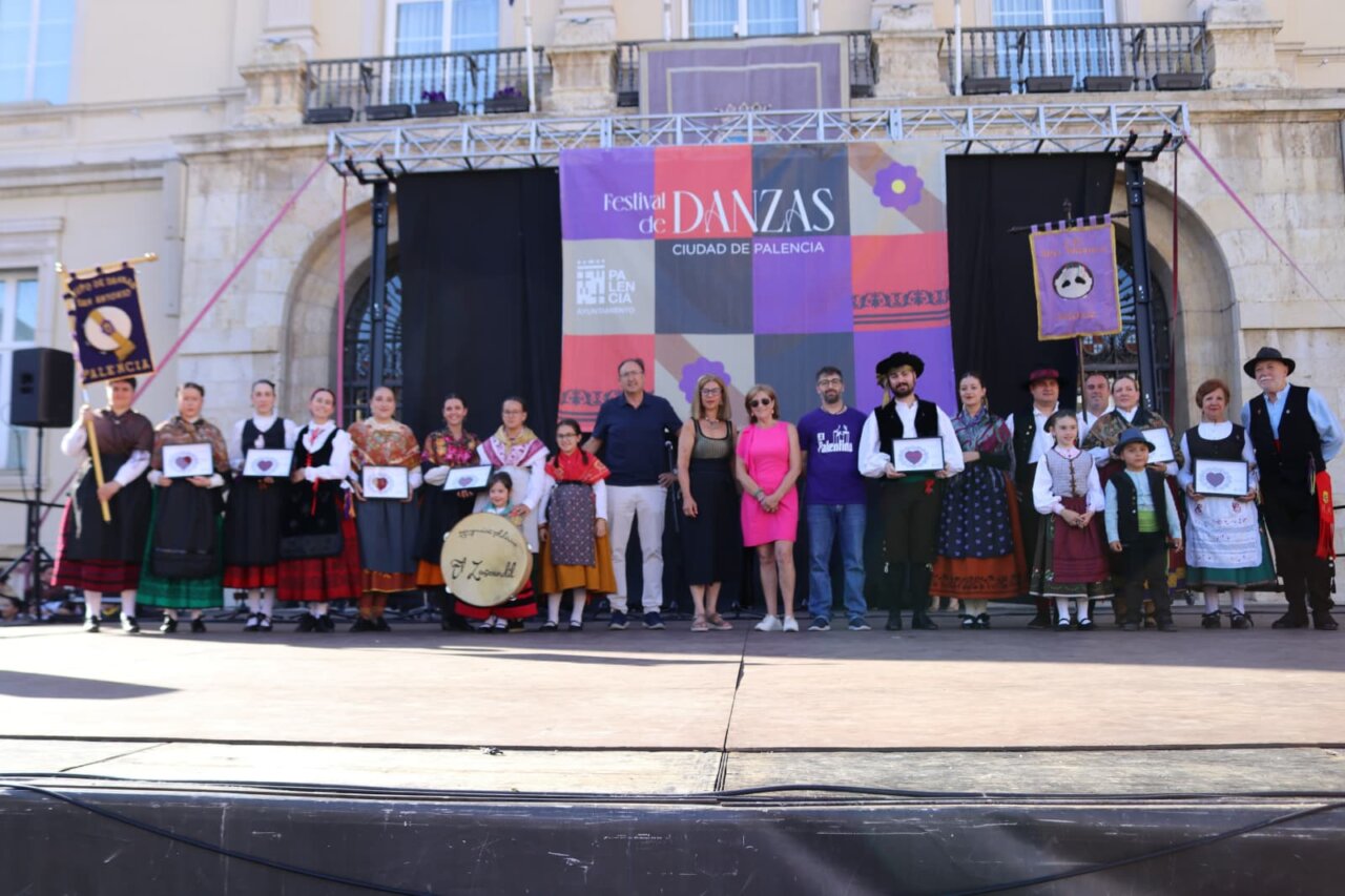 Grupo de personas en el Festival de Danzas de Palencia con vestimenta tradicional