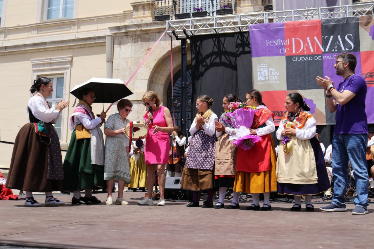 Acto en el Festival de Danzas de la Feria Chica en Palencia