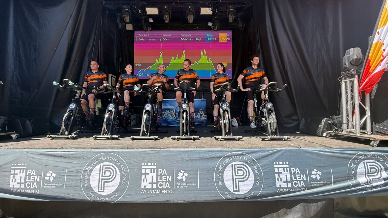Participantes en una actividad de spinning durante la Feria Chica de Palencia