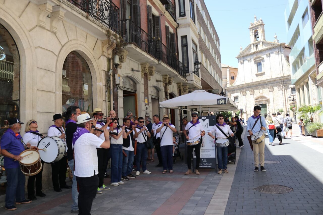 Grupo de músicos tocando en la Feria Chica de Palencia