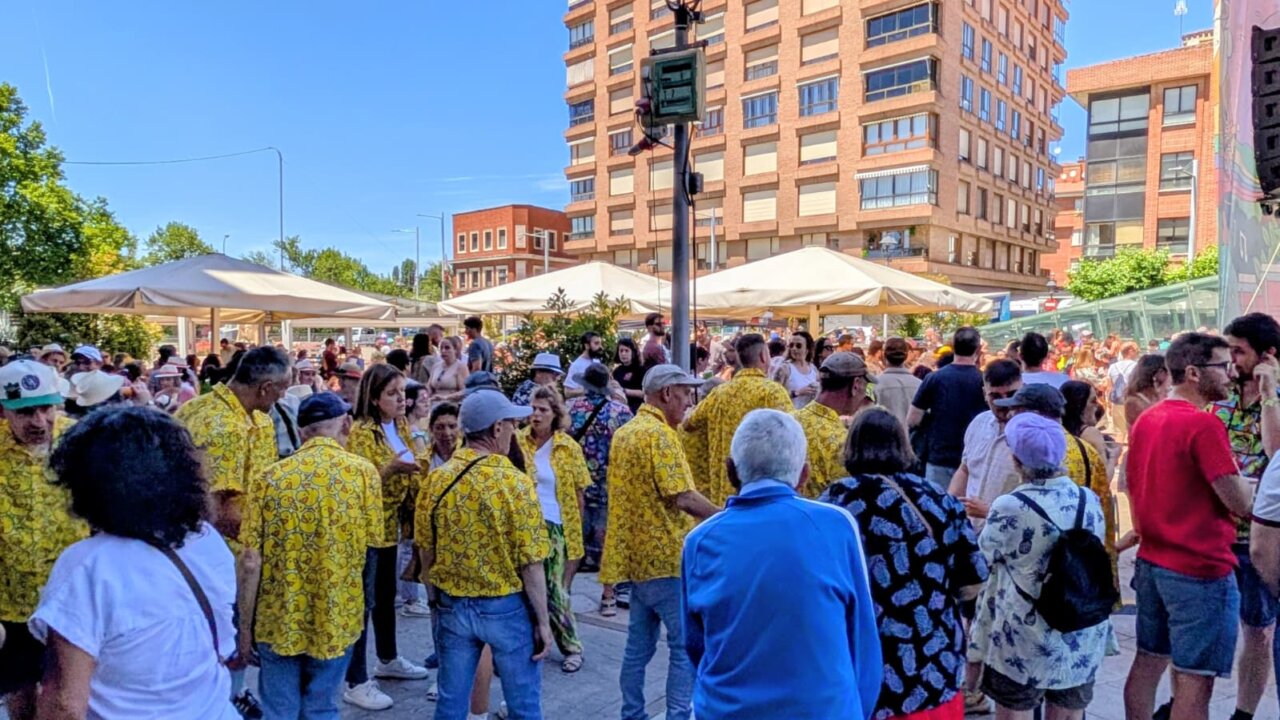 Multitud de personas disfrutando del vermú sonoro en Palencia
