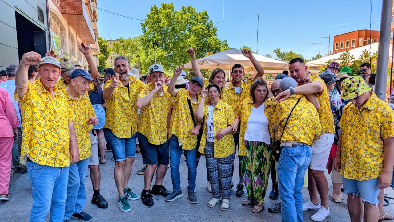 Grupo de personas con camisetas amarillas en un evento festivo en Palencia