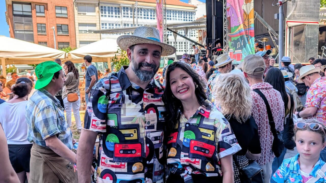 Pareja sonriente en el festival Vermú sonoro en Palencia