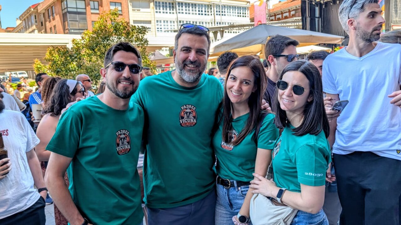 Grupo de amigos disfrutando en el festival Vermú Sonoro en Palencia