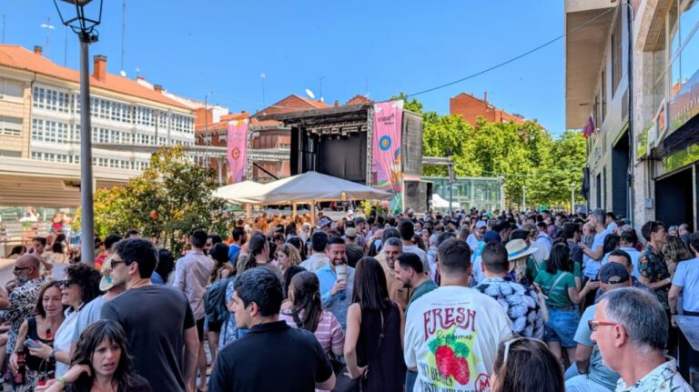 Multitud disfrutando del Vermú sonoro en Palencia
