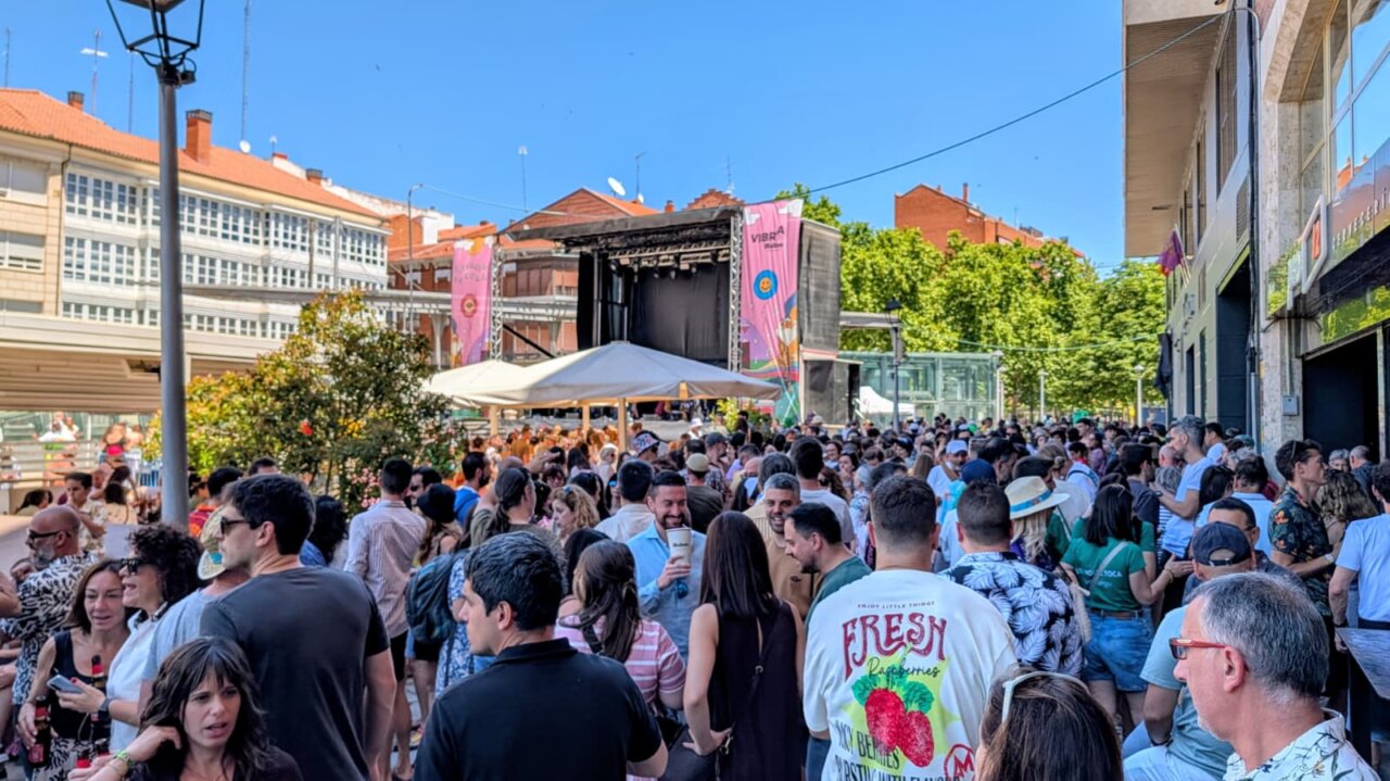 Multitud disfrutando del Vermú sonoro en Palencia