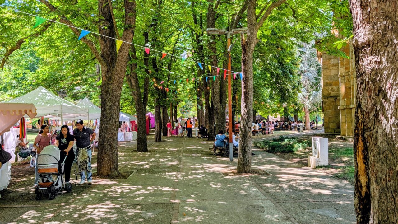 Vista de la Feria Chica en Palencia con gente y food trucks
