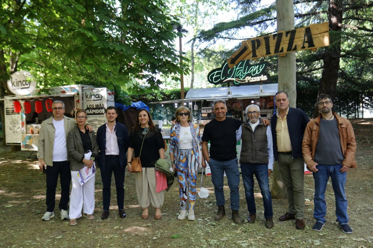 Grupo de personas en la Feria Chica de Palencia junto a food trucks