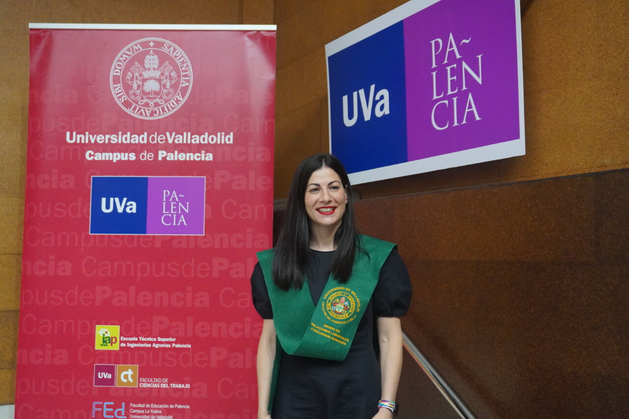Graduación de estudiantes en Relaciones Laborales en Palencia con banda y cartel de la universidad.