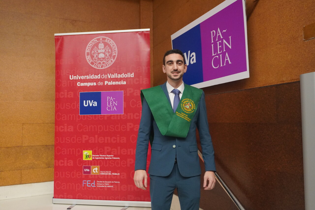 Estudiante graduado en Relaciones Laborales en Palencia con banda