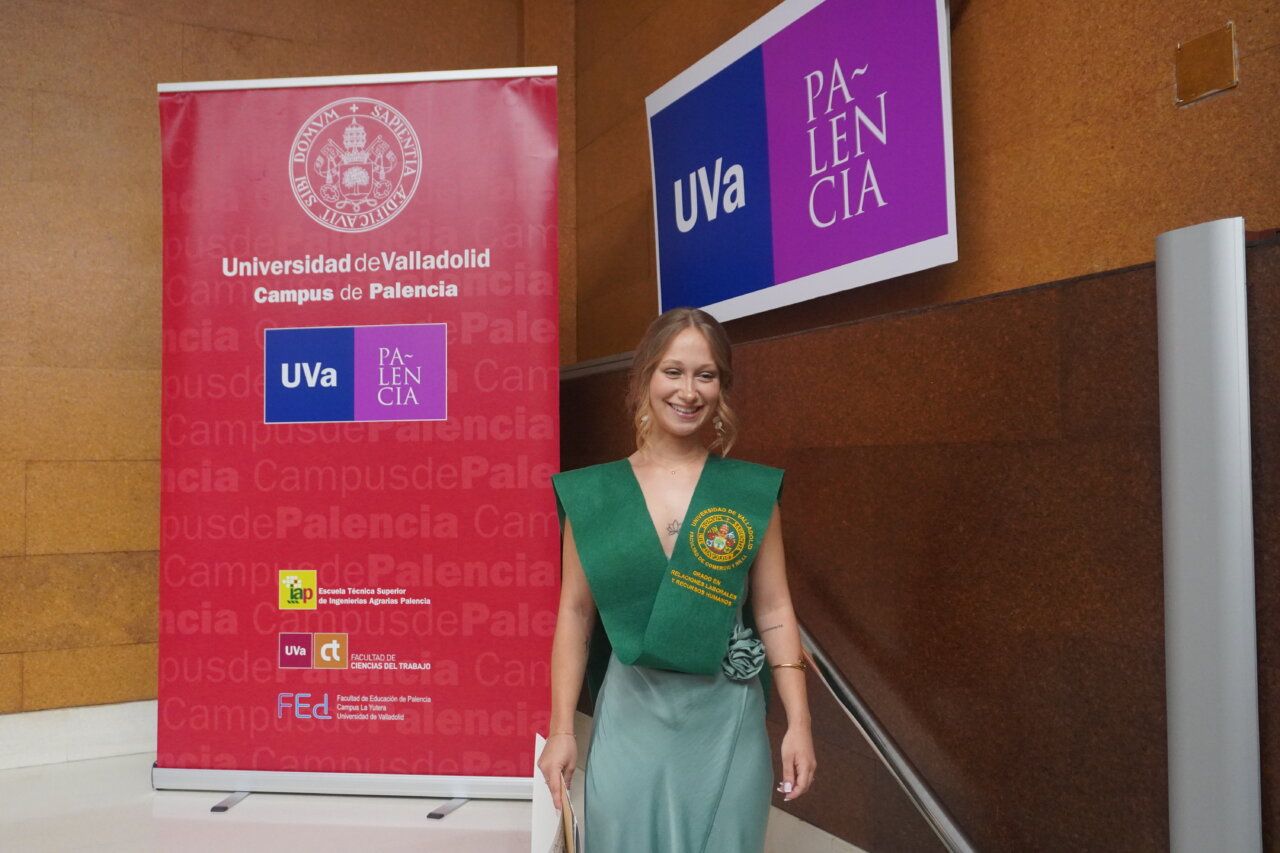 Graduación en el campus de Palencia con estudiante sonriente