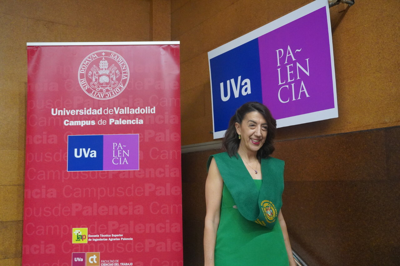 Ceremonia de graduación en el campus de Palencia con una graduada sonriente