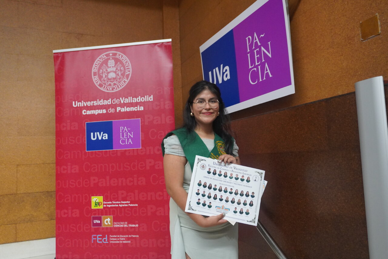 Estudiante sosteniendo diploma en ceremonia de graduación en Palencia