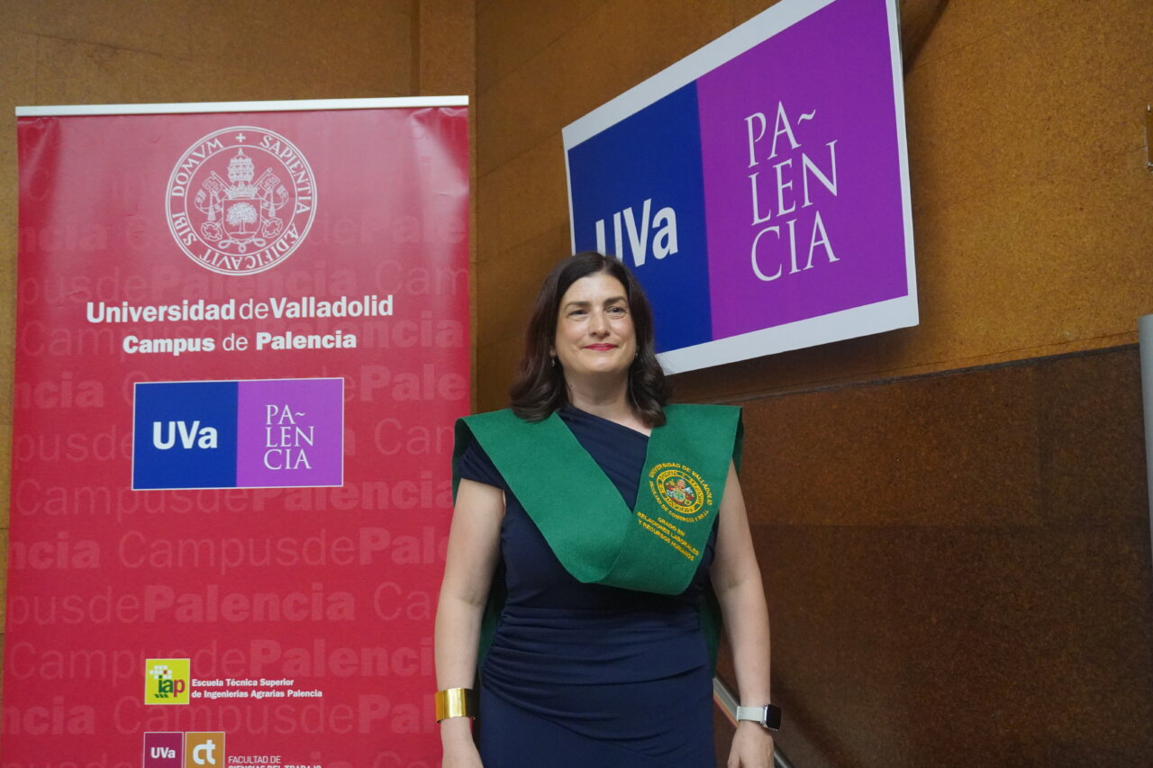 Mujer graduada en Relaciones Laborales en Palencia con banda académica