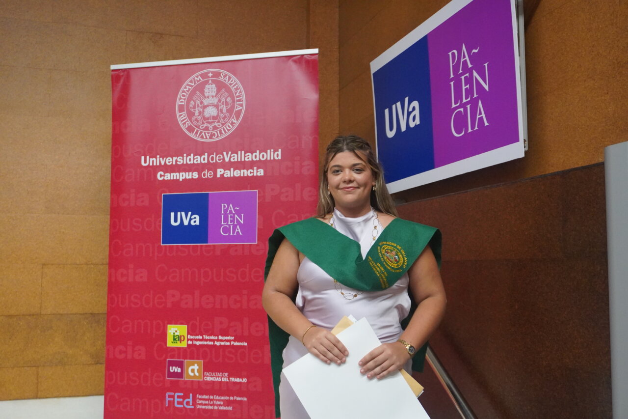 Estudiante graduada en Relaciones Laborales en Palencia con banda y diploma
